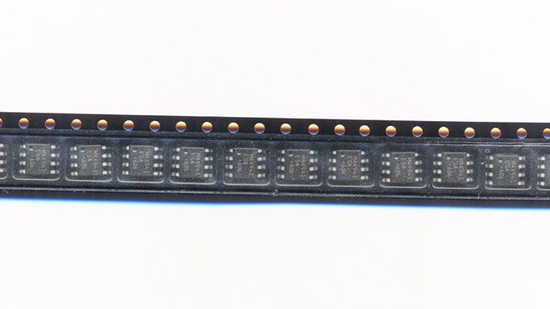 MAX941ESA - аналоговый высокоскоростной компаратор (1 канал, Rail-to-Rail, SO-8) - оригинал Maxim