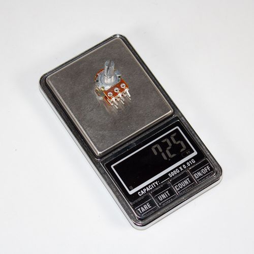 WH148-2-B100K-20 - сдвоенный поворотный потенциометр с шлицевым металлическим валом 20мм_Ø6мм (100КОм, линейный, 1-оборотный, 30х18х25мм, DIP-6)