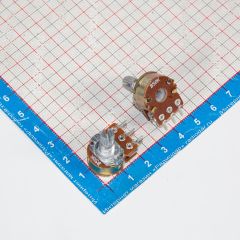 WH148-2-B50K-15 - сдвоенный поворотный потенциометр с шлицевым металлическим валом 15мм_Ø6мм (50КОм, линейный, 1-оборотный, 25х18х25мм, DIP-6)