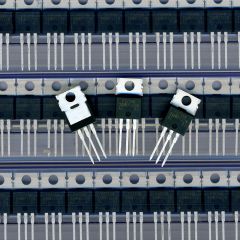 IRF9Z34NPBF - полевой P-канальный транзистор (55В, 19А, 68Вт, TO-220AB) - оригинал Infineon