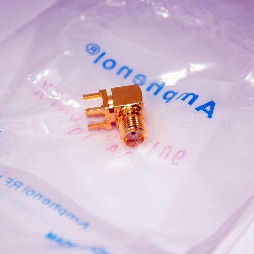 901-143-6RFX - РЧ угловой разъем SMA (0-18ГГц, 50Ом, 90°) - оригинал Amphenol