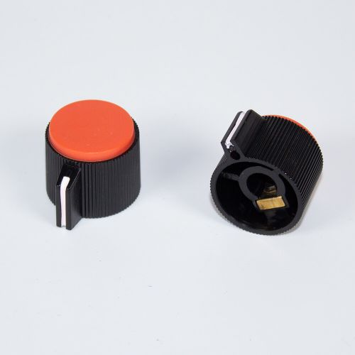 Ручка цилиндрическая для потенциометров, универсальная с оранжевой крышкой (диафрагма Ø6мм, носик указателя с белой насечкой, черный пластик)