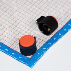 Ручка цилиндрическая для потенциометров, универсальная с оранжевой крышкой (диафрагма Ø6мм, носик указателя с белой насечкой, черный пластик)