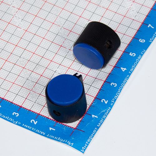 Ручка цилиндрическая для потенциометров, универсальная с синей крышкой (диафрагма Ø6мм, носик указателя с белой насечкой, черный пластик)