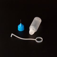 ФД10-1С-С - пластиковый флакон-дозатор с тонким металлическим наконечником (10мл., прозрачная ёмкость, синяя крышка, силиконовый колпачок)